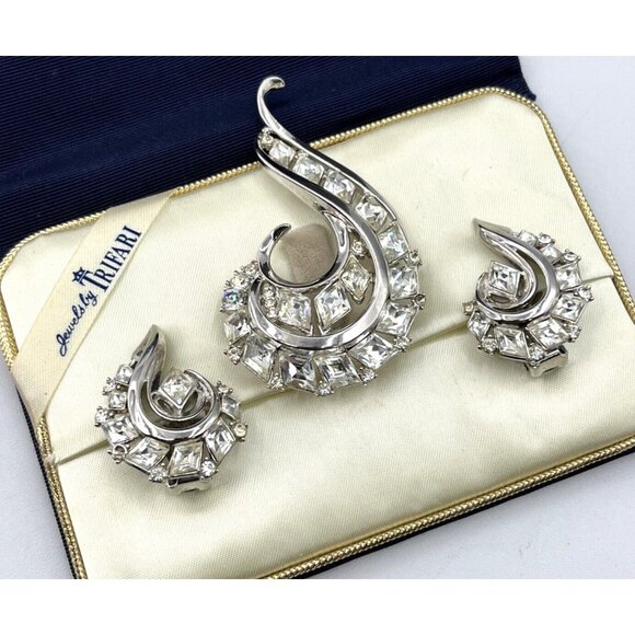 Vintage Crown TRIFARI Swirl Diamante Rhodium Brooch & Earring Boxed Demi Set - Picture 3 of 12